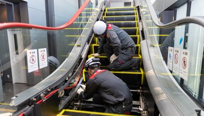 Perawatan Eskalator menggunakan Hand Tools dengan standart Internasional