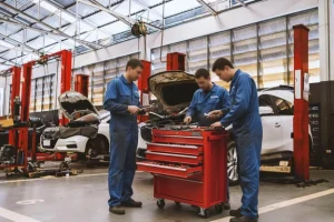 hand tools sedang di pakai montir di bengkel mobil untuk perbaikan mobil